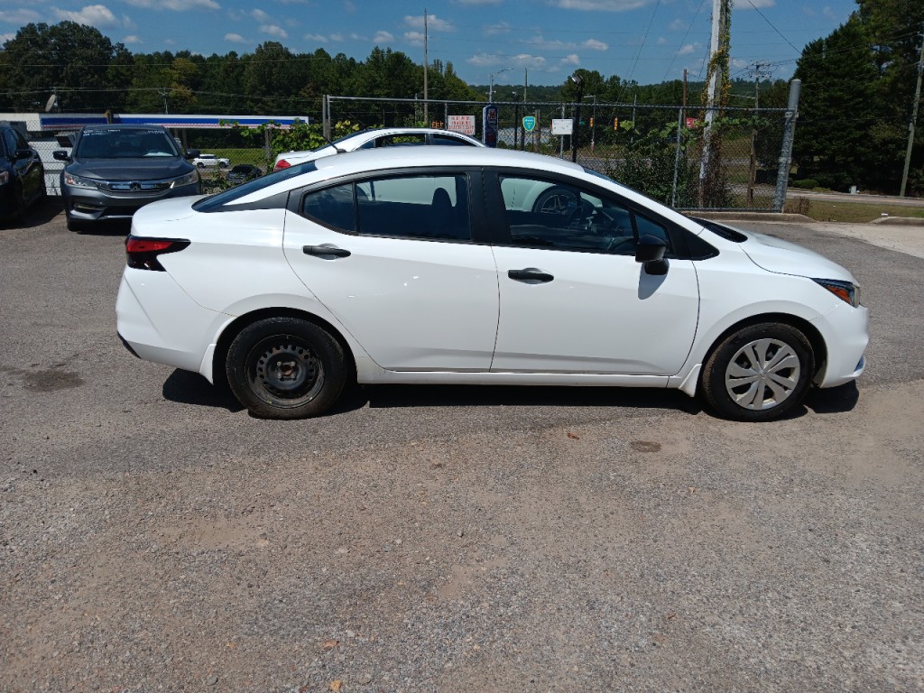 2020 Nissan Versa Image 4