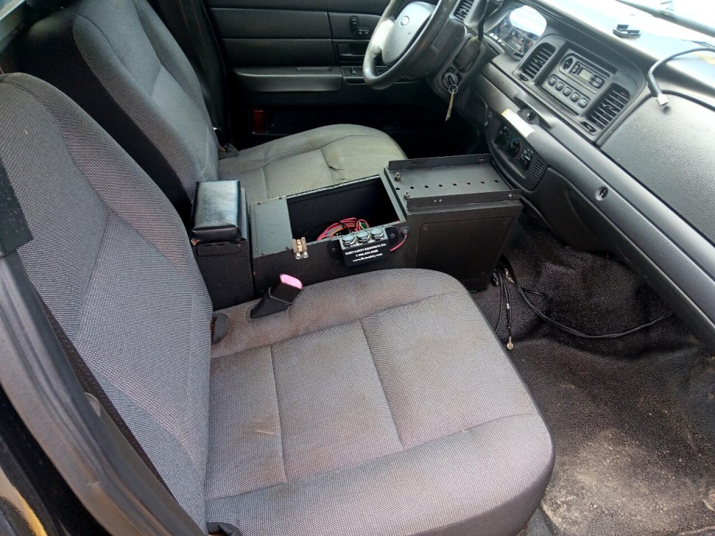 2010 Ford Crown Victoria Image 9