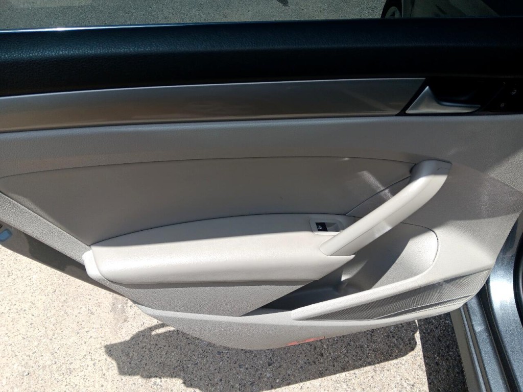 2015 Volkswagen Passat Image 12