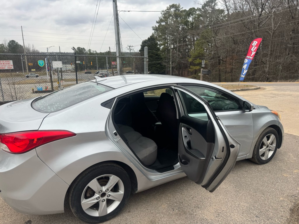 2013 Hyundai Elantra Image 8