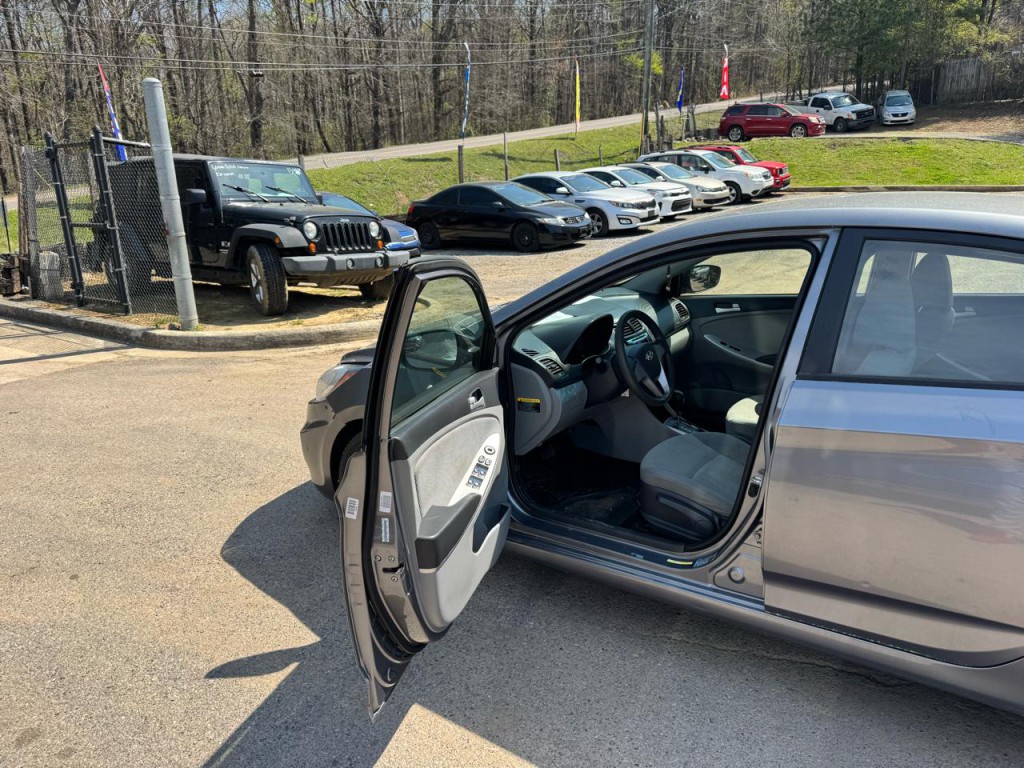 2014 Hyundai Accent Image 3