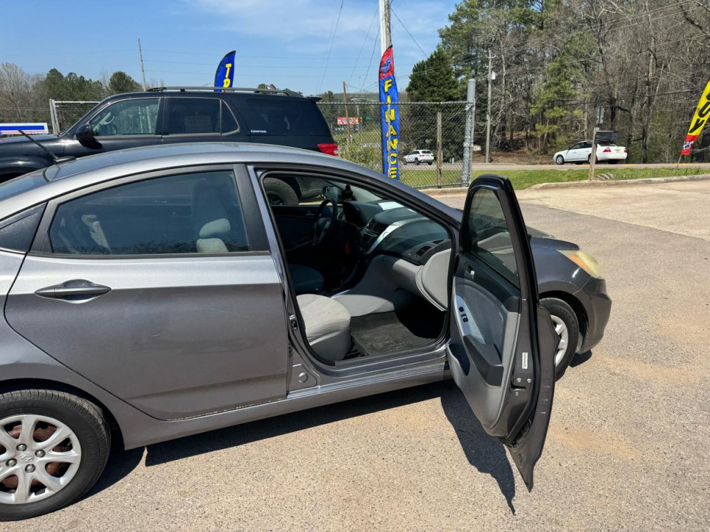 2014 Hyundai Accent Image 5