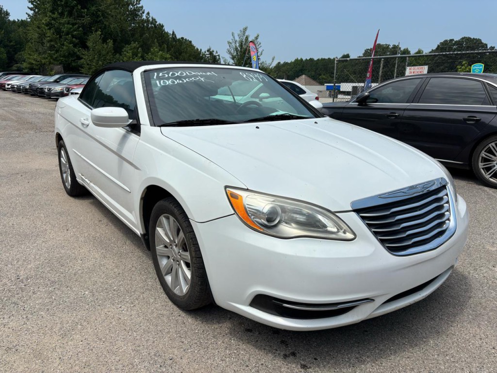 2011 Chrysler 200 Image 2