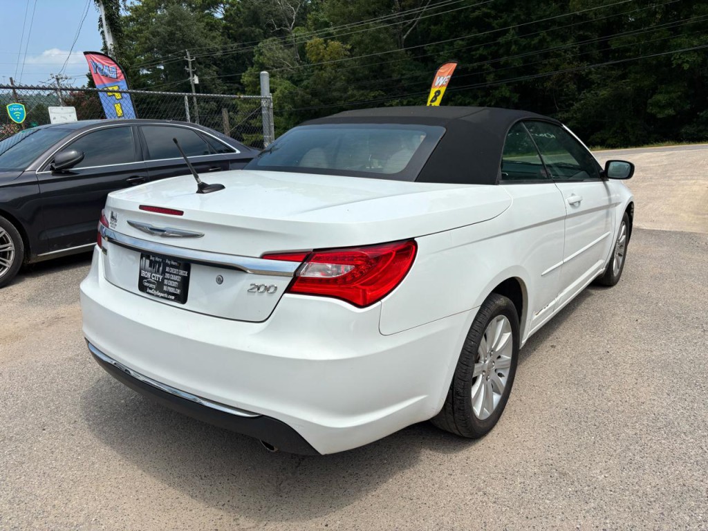 2011 Chrysler 200 Image 3