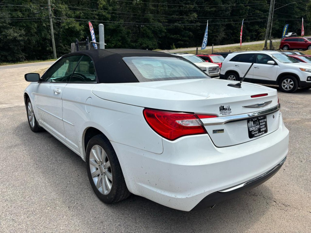 2011 Chrysler 200 Image 4