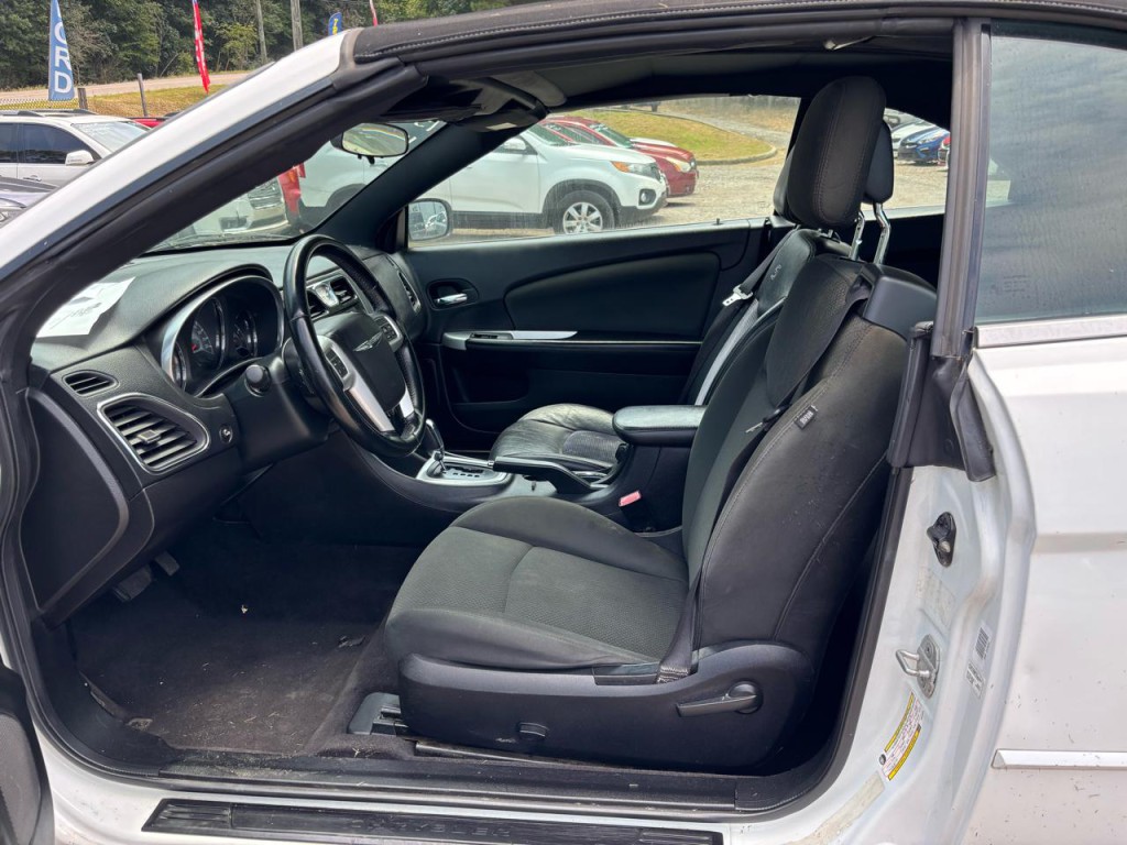 2011 Chrysler 200 Image 6