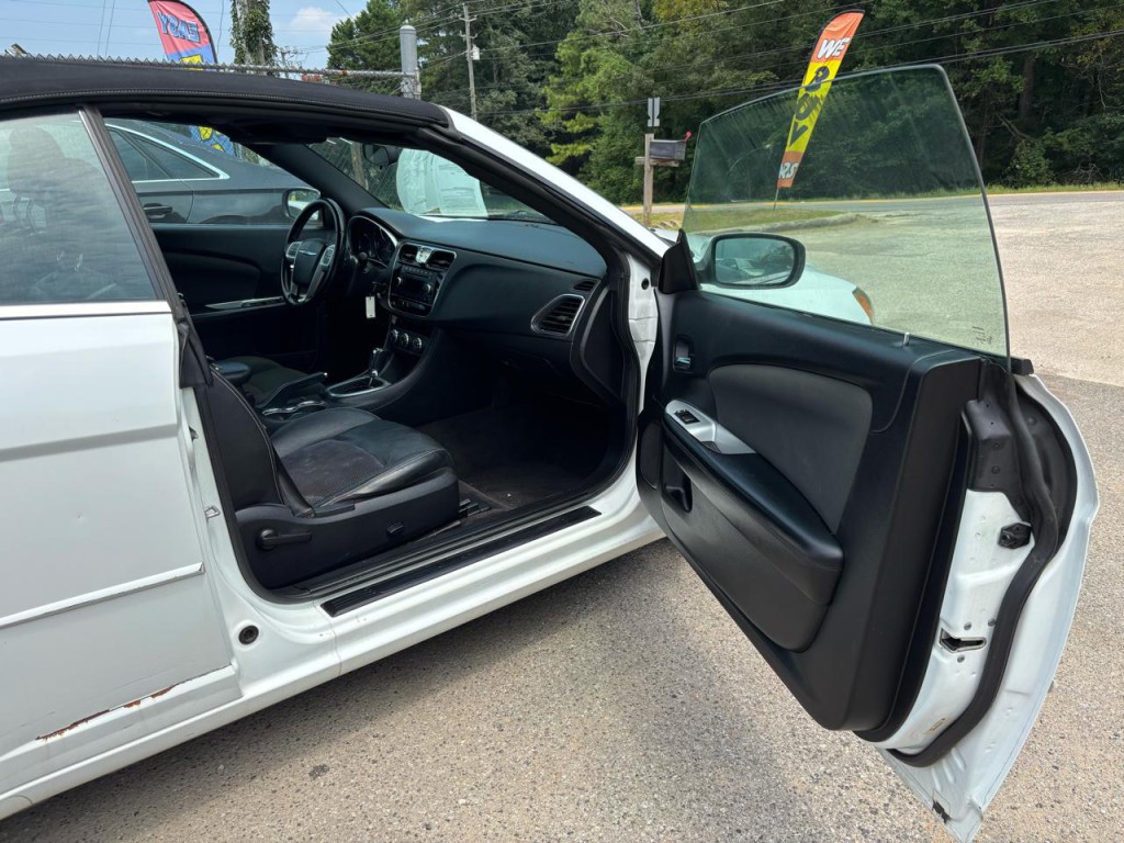 2011 Chrysler 200 Image 7