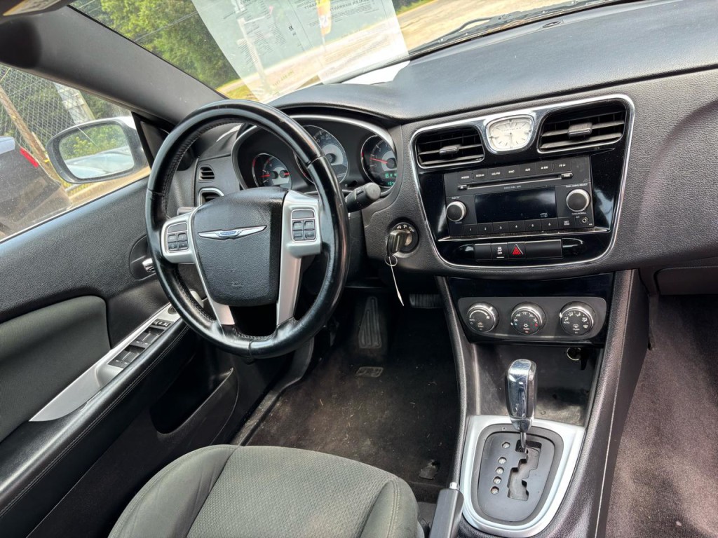 2011 Chrysler 200 Image 9
