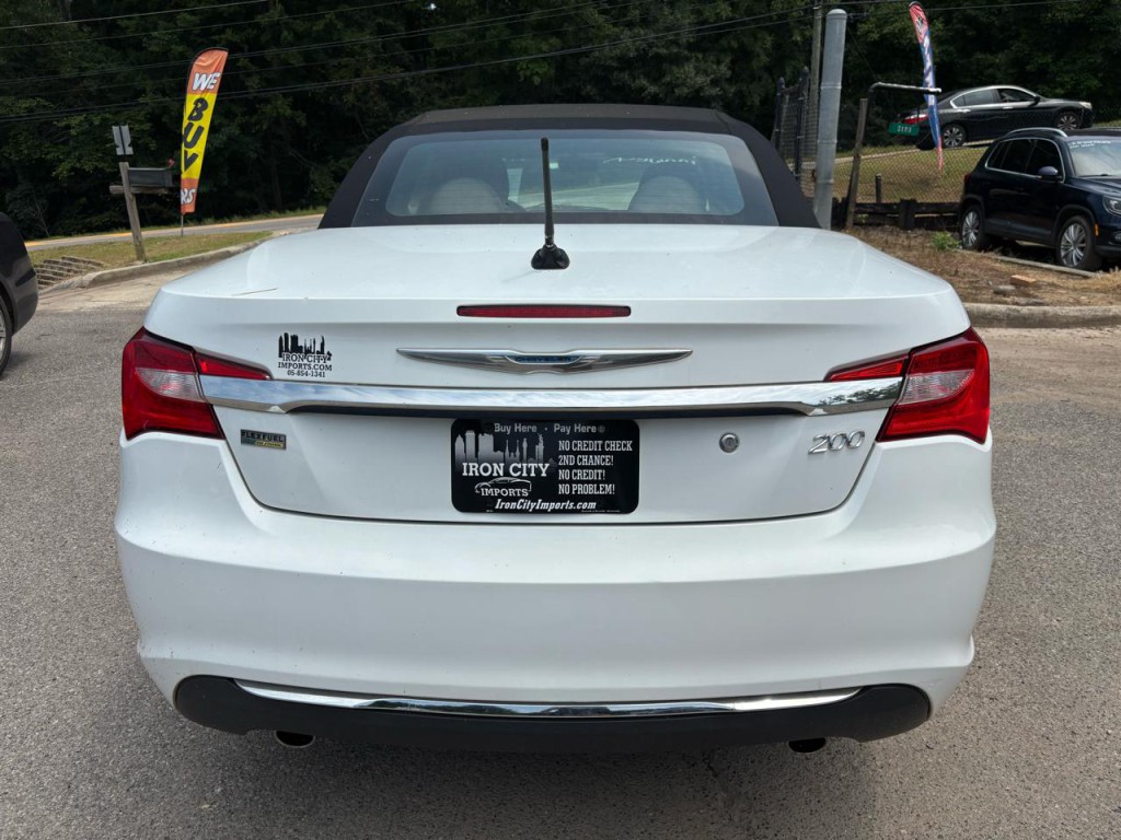 2011 Chrysler 200 Image 10