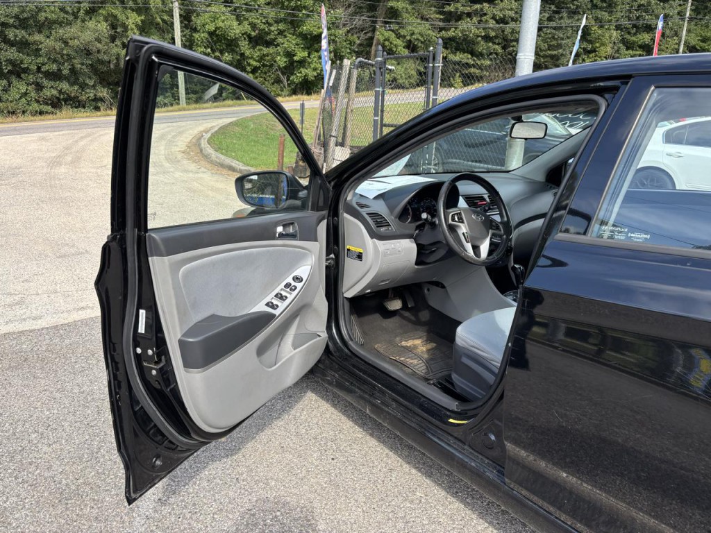 2014 Hyundai Accent Image 5