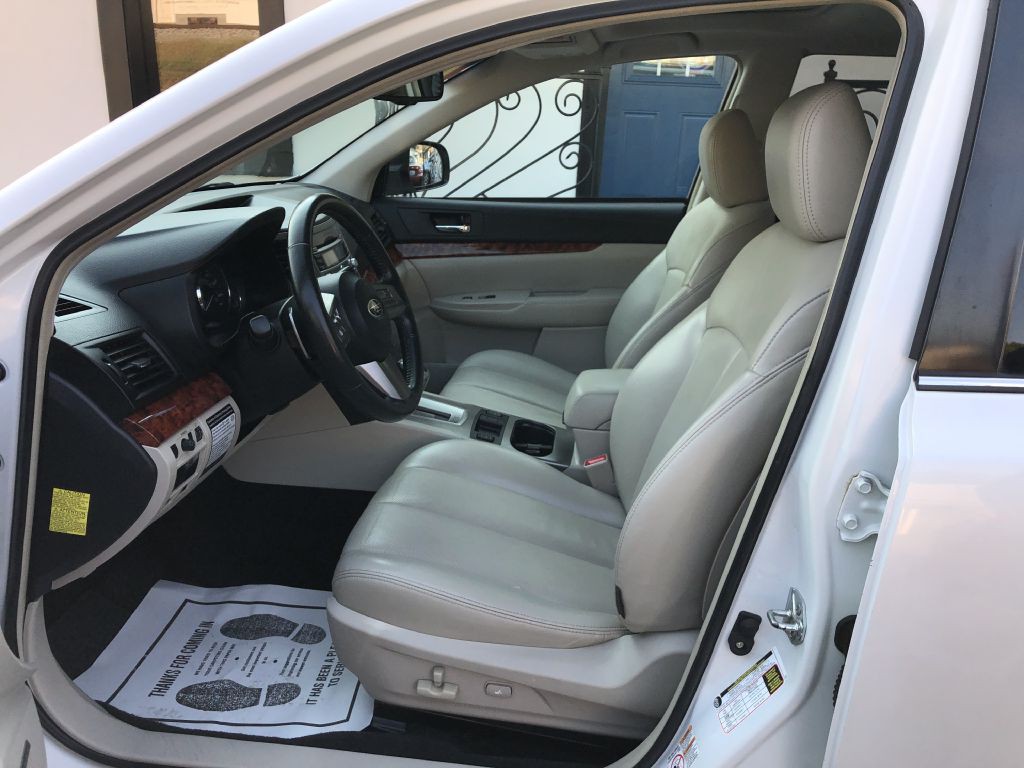 2010 Subaru Outback Image 10