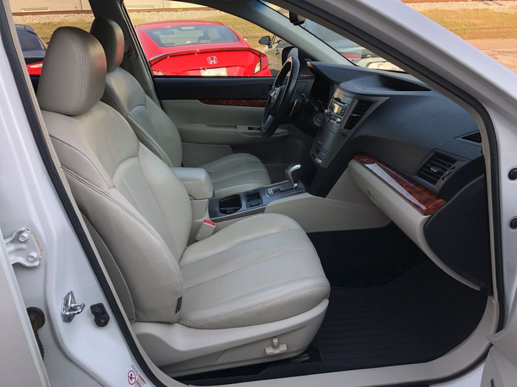 2010 Subaru Outback Image 12