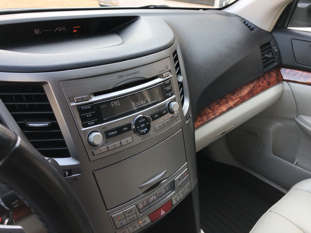 2010 Subaru Outback Image 19
