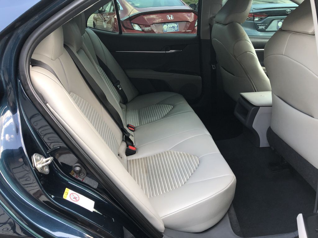 2019 Toyota Camry Image 17