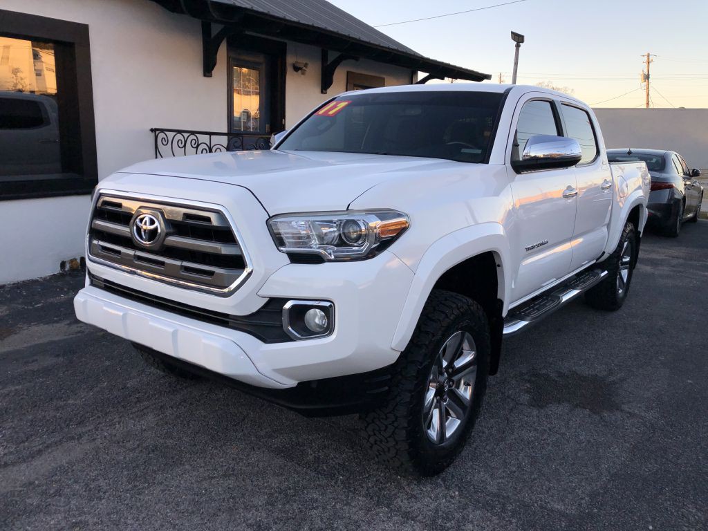 2017 Toyota Tacoma Image 1
