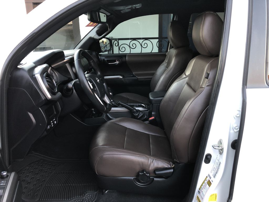 2017 Toyota Tacoma Image 11