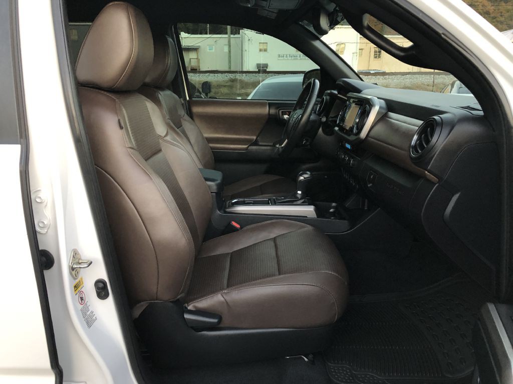 2017 Toyota Tacoma Image 12