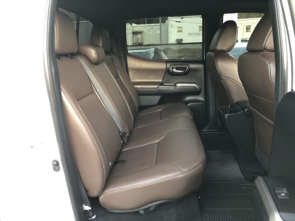 2017 Toyota Tacoma Image 13