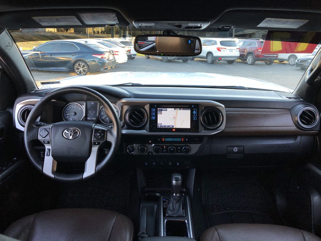 2017 Toyota Tacoma Image 20