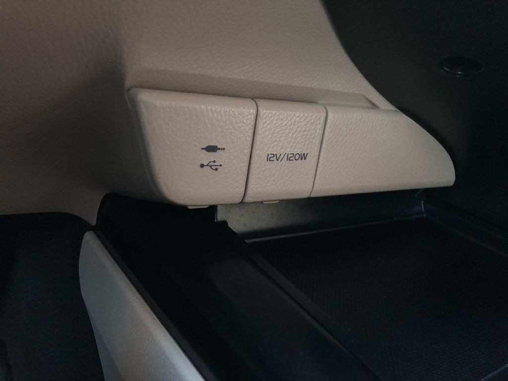 2019 Toyota Camry Image 32