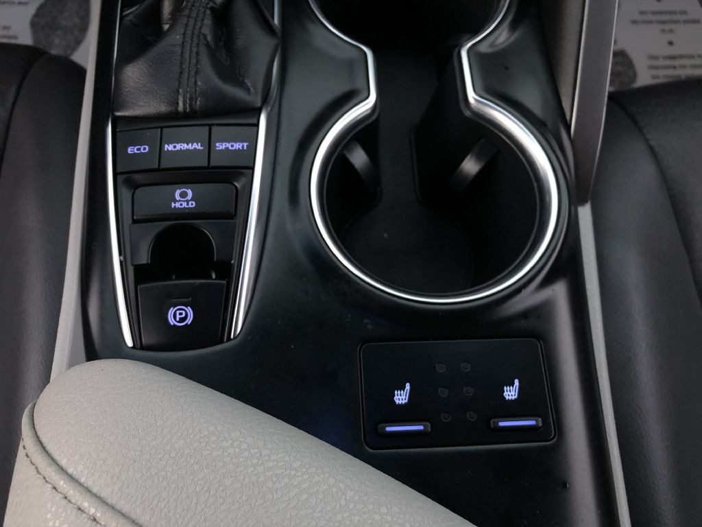 2018 Toyota Camry Image 19