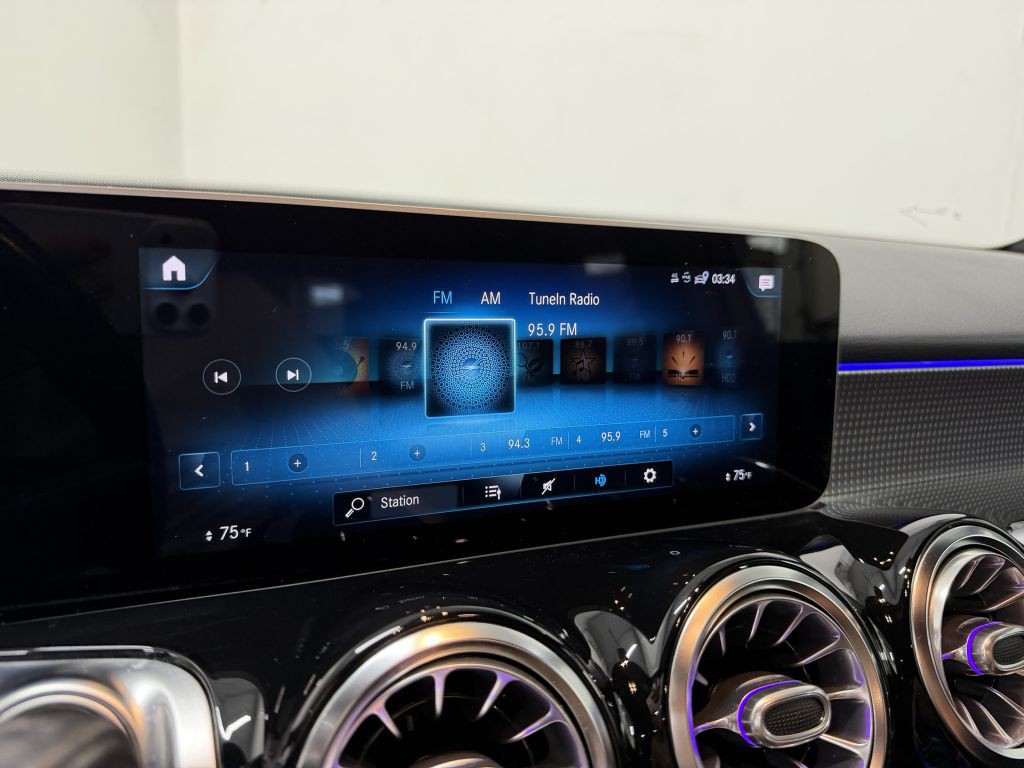 2021 Mercedes-Benz GLB Image 16