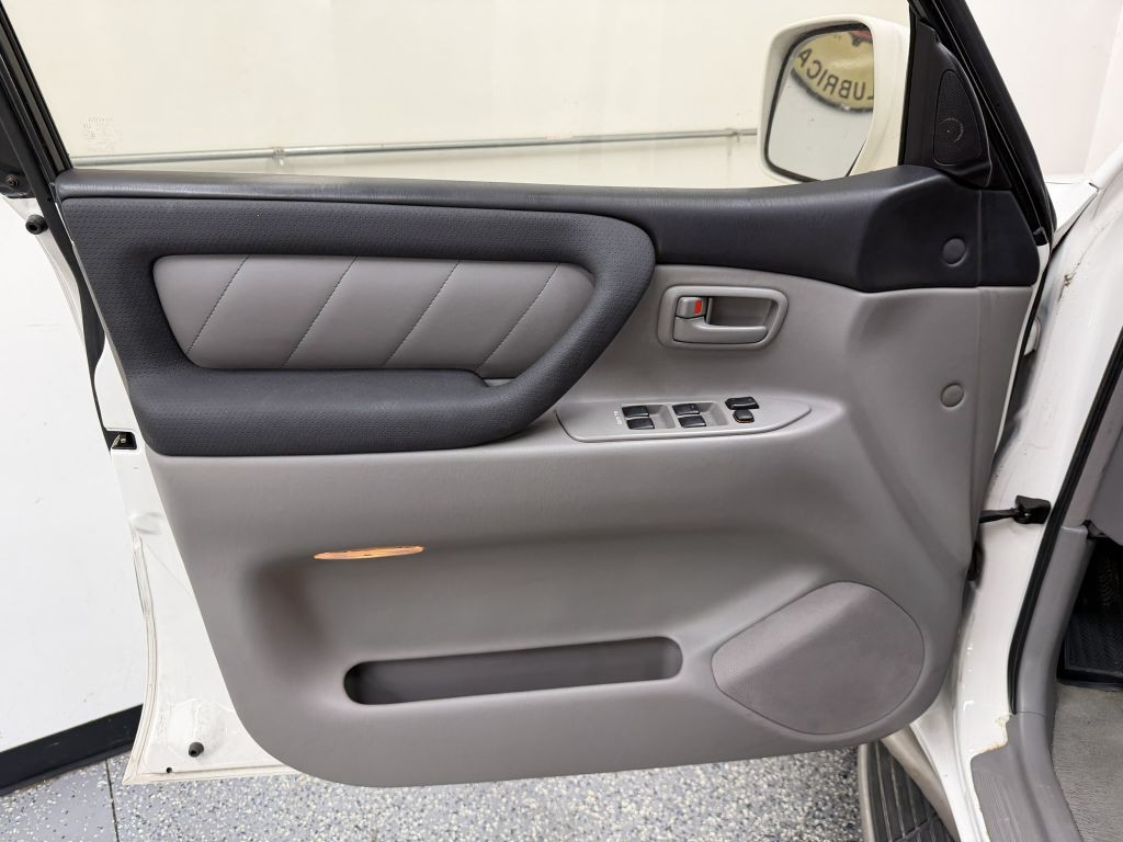 2003 Toyota Land Cruiser Image 8