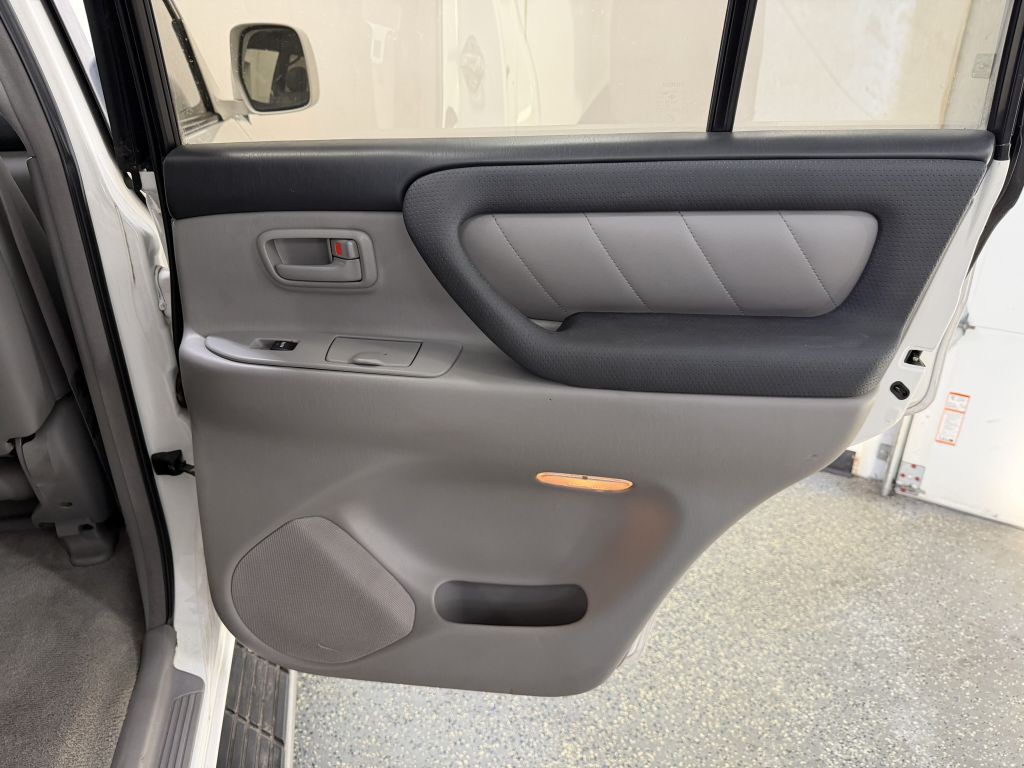 2003 Toyota Land Cruiser Image 23