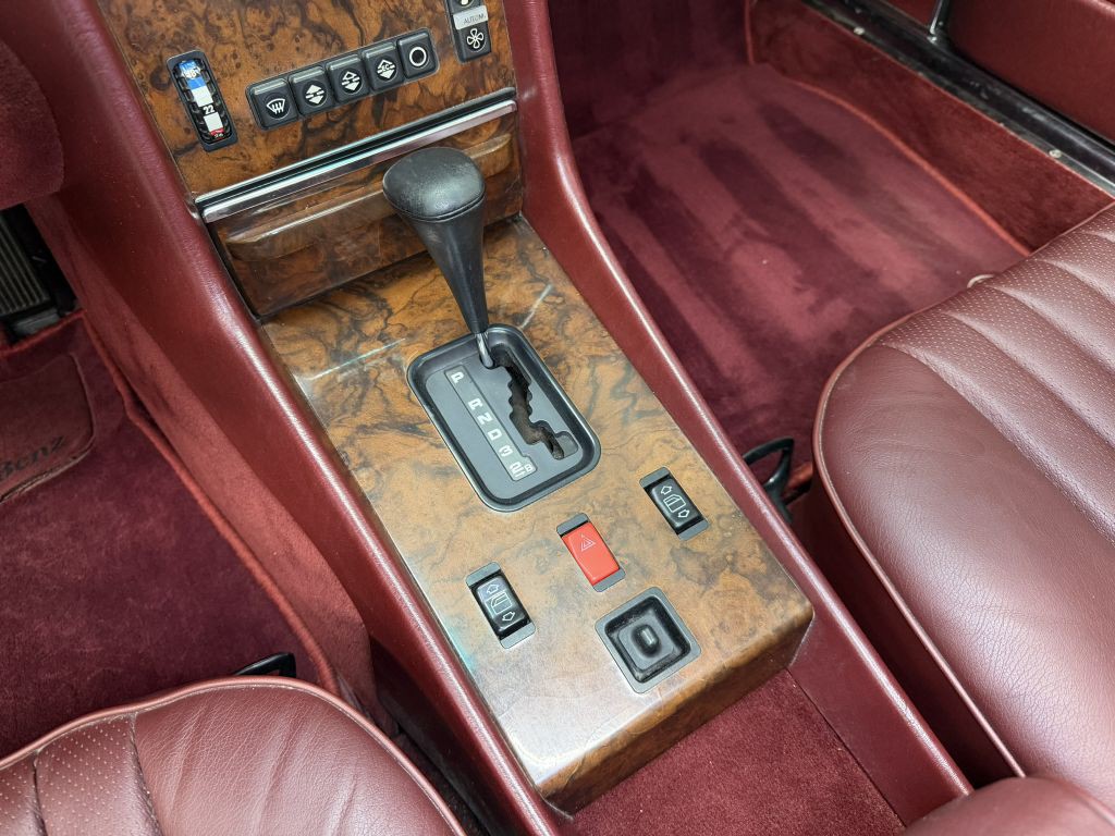 1988 Mercedes-Benz 560-Class Image 16