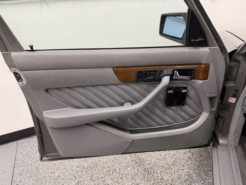 1989 Mercedes-Benz 300-Class Image 7