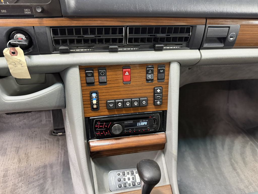 1989 Mercedes-Benz 300-Class Image 11