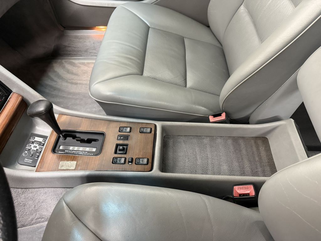 1989 Mercedes-Benz 300-Class Image 16