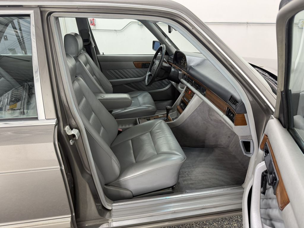 1989 Mercedes-Benz 300-Class Image 18