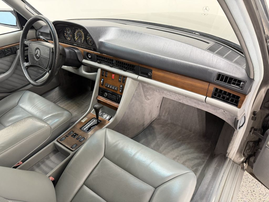 1989 Mercedes-Benz 300-Class Image 19