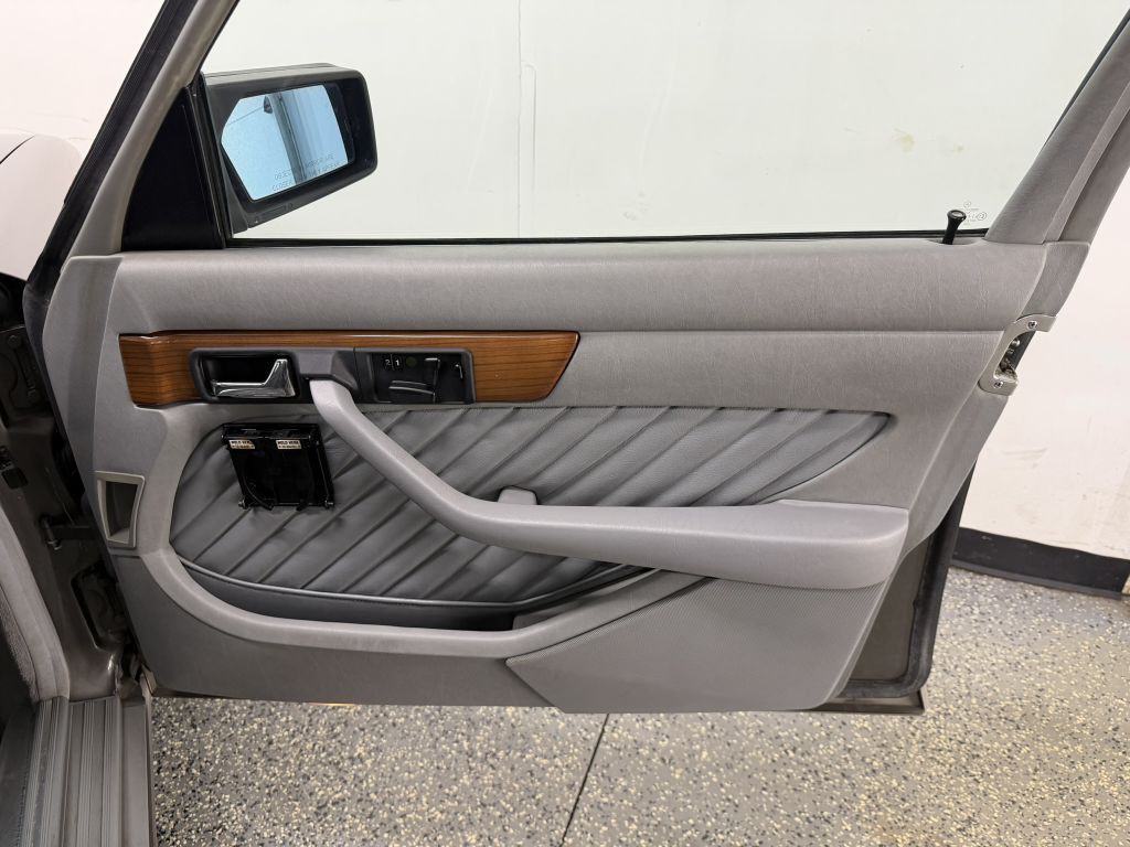 1989 Mercedes-Benz 300-Class Image 20