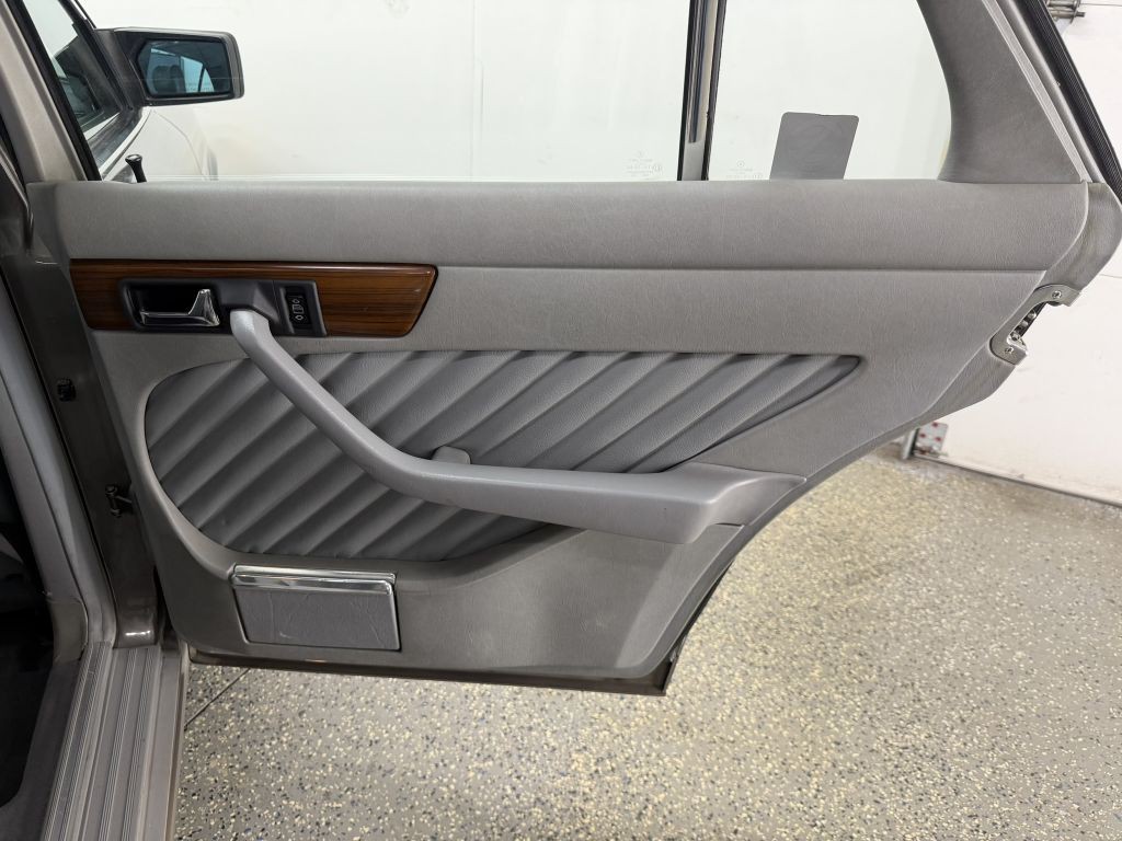 1989 Mercedes-Benz 300-Class Image 22