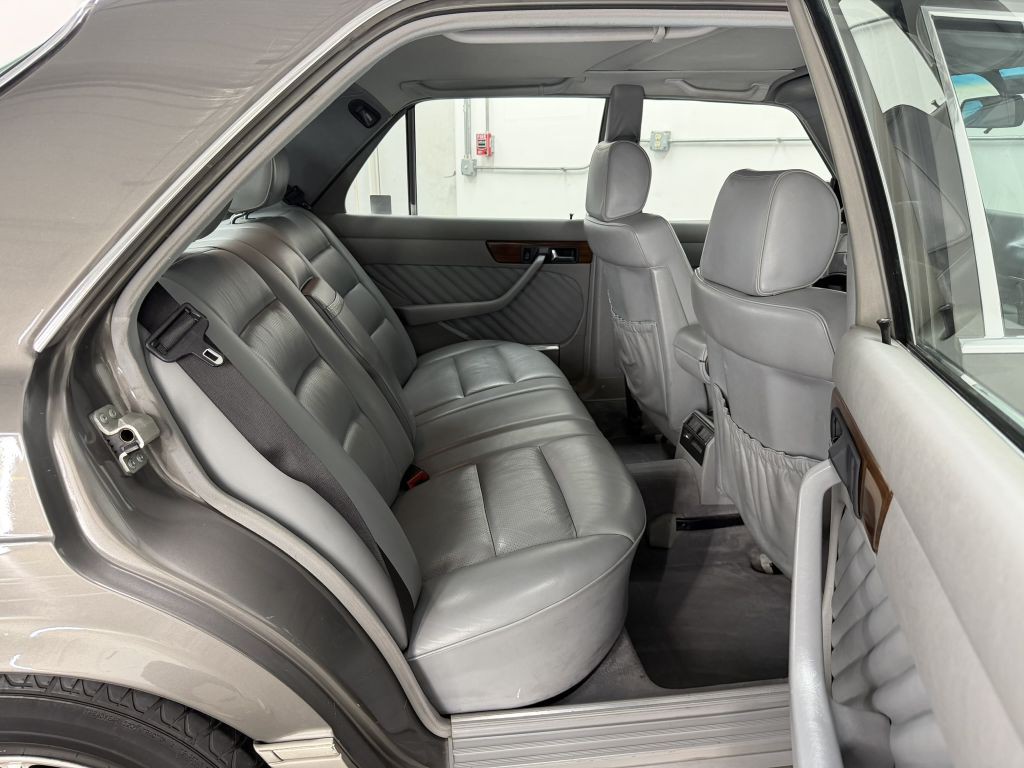 1989 Mercedes-Benz 300-Class Image 23