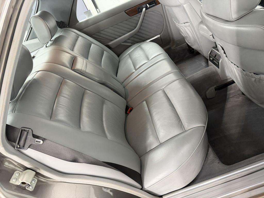 1989 Mercedes-Benz 300-Class Image 24