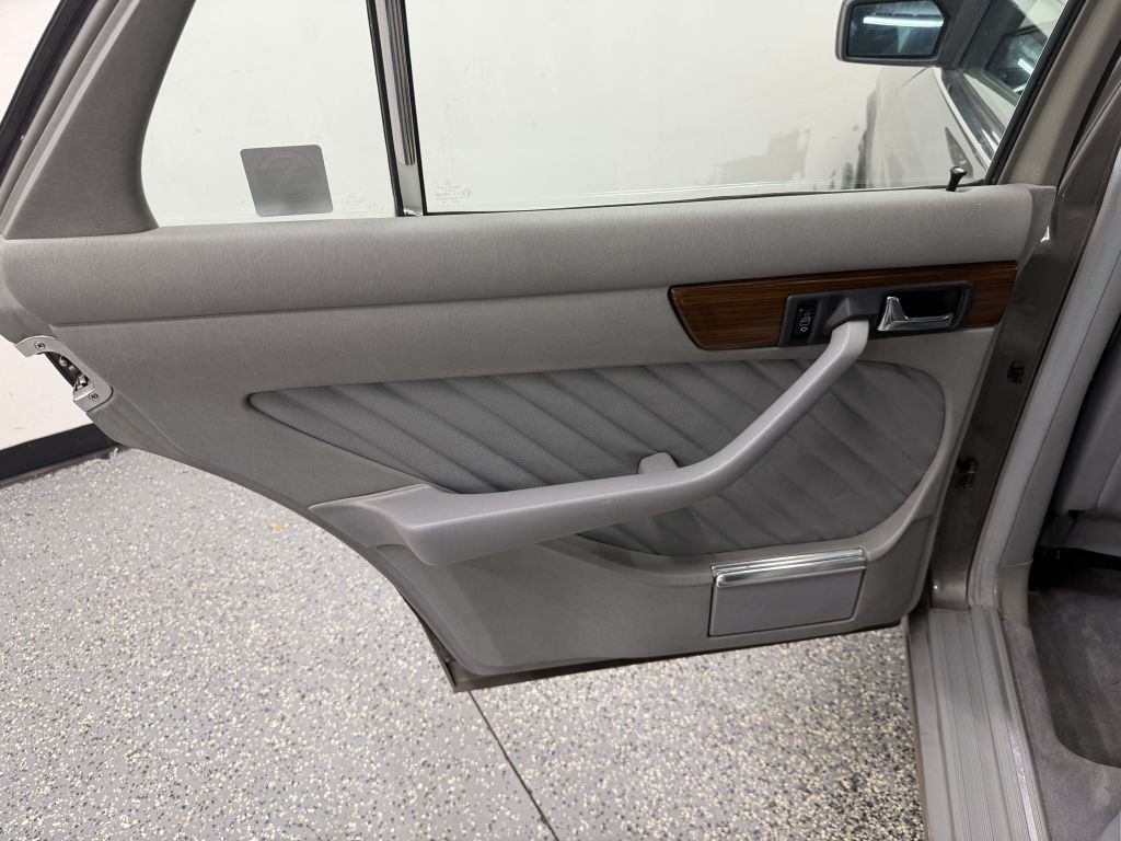 1989 Mercedes-Benz 300-Class Image 25