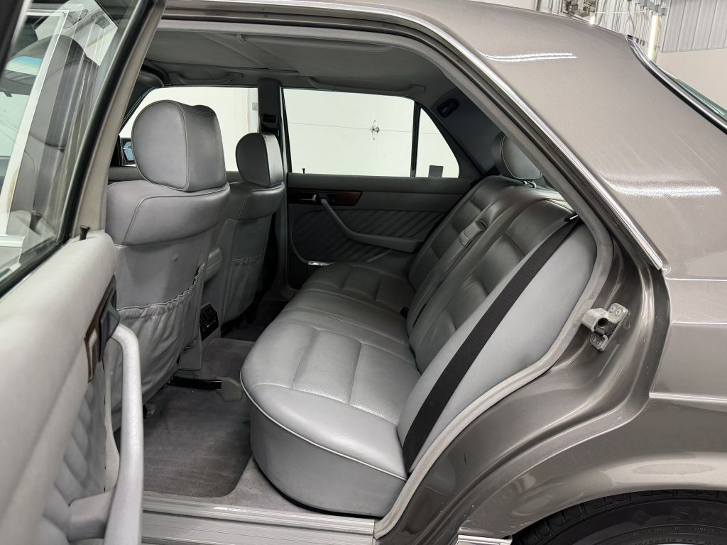 1989 Mercedes-Benz 300-Class Image 26
