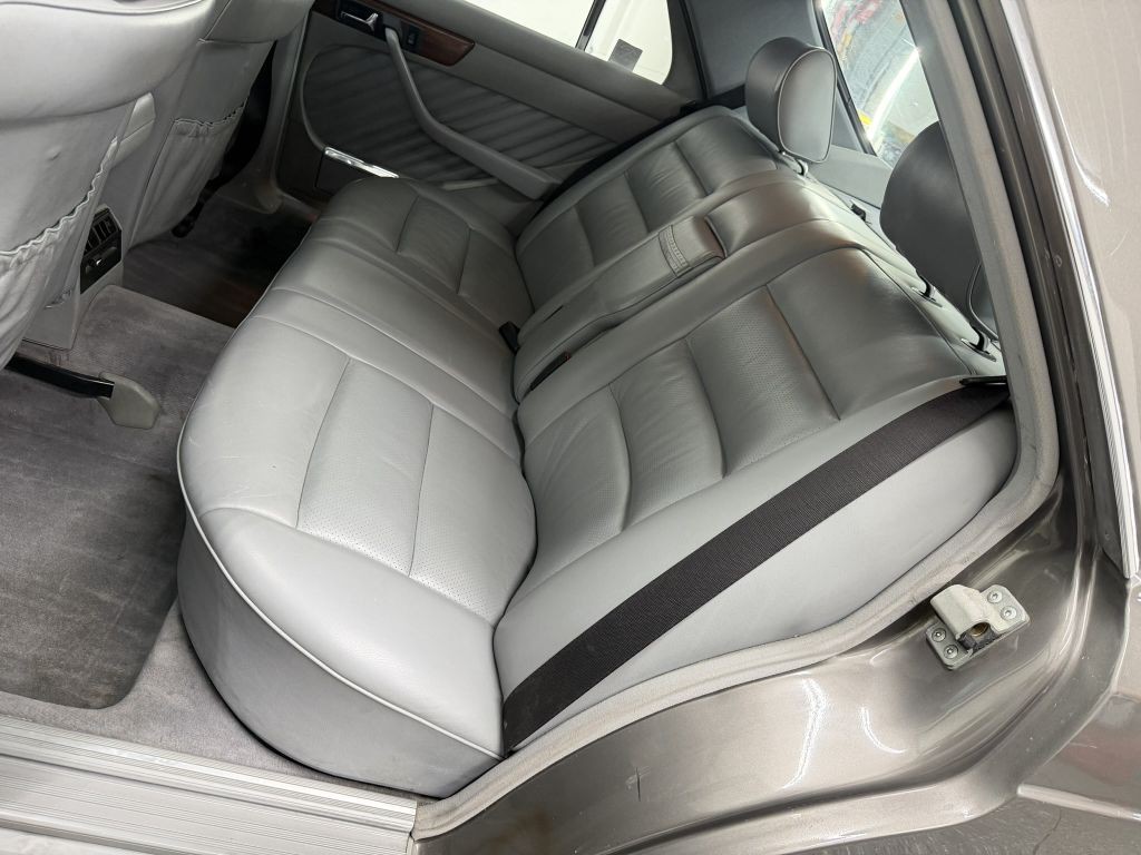 1989 Mercedes-Benz 300-Class Image 27