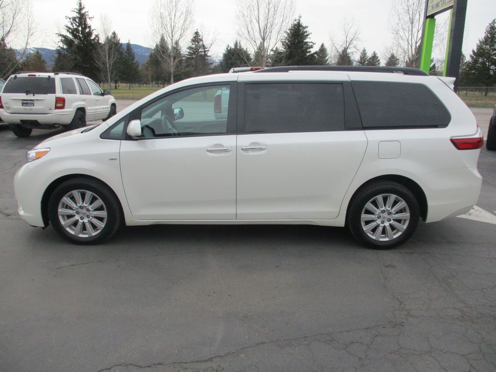 2023 Toyota Sienna Image 2