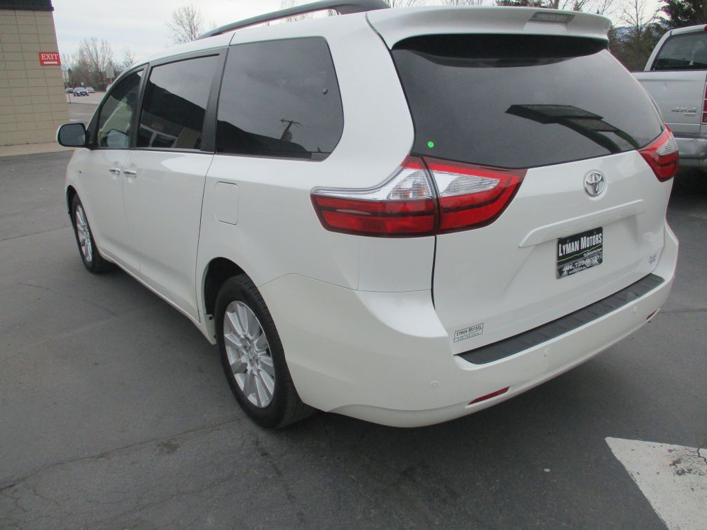 2023 Toyota Sienna Image 3