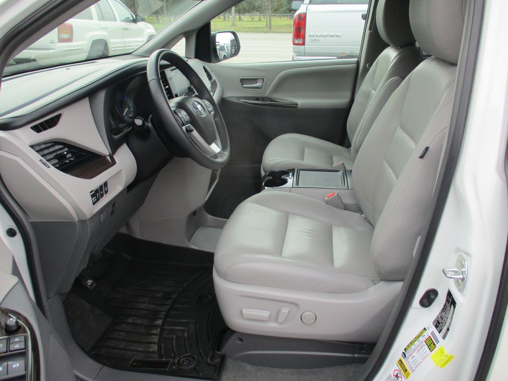 2023 Toyota Sienna Image 9