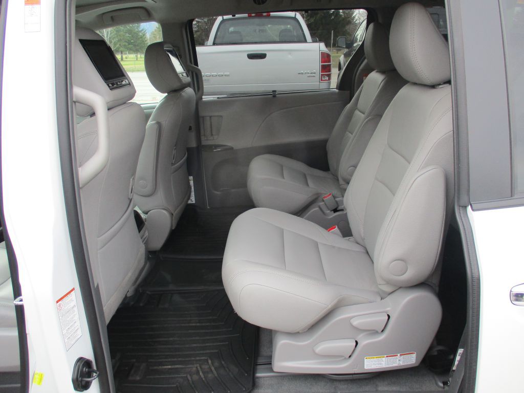 2023 Toyota Sienna Image 10