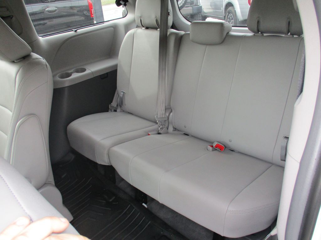 2023 Toyota Sienna Image 11