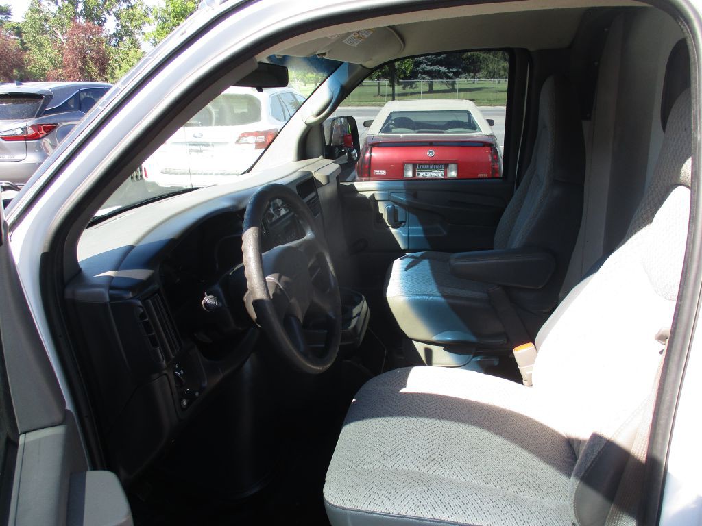2004 Chevrolet Express Image 9