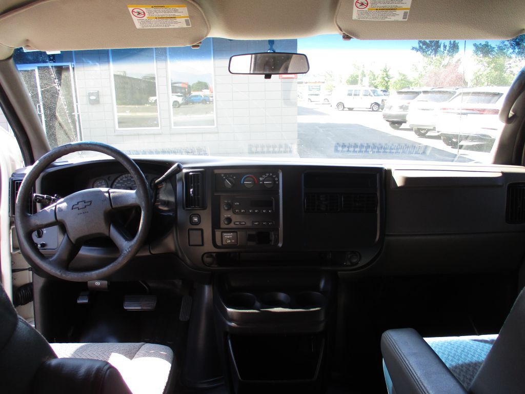 2004 Chevrolet Express Image 10
