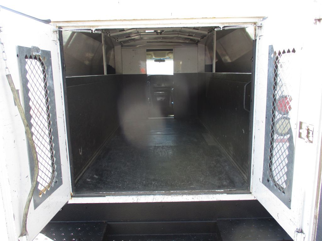 2004 Chevrolet Express Image 12