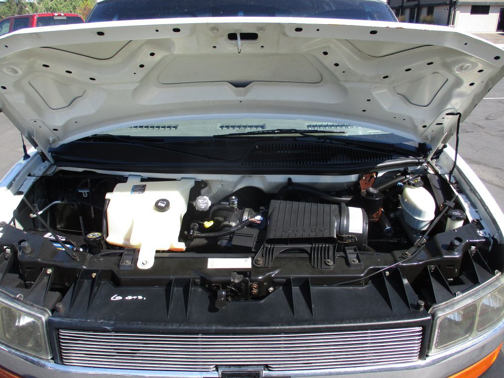 2004 Chevrolet Express Image 13